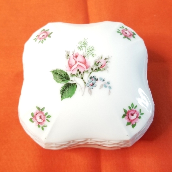 Heritage House Collector Edition Fine Porcelain Floral Square Music Box Trinket - Picture 2 of 9